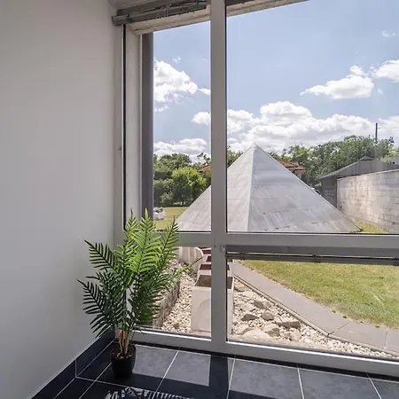 Apartment By Pyramide: Sylvestr Bratislava