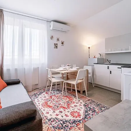 Apartment By Pyramide: Sylvestr Pressburg
