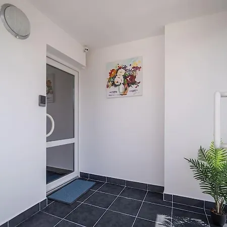 Apartment By Pyramide: Sylvestr Pressburg